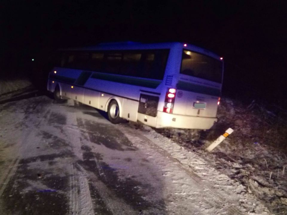 Chebsko: Hasiči včera vyprošťovali autobus a nákladní vůz