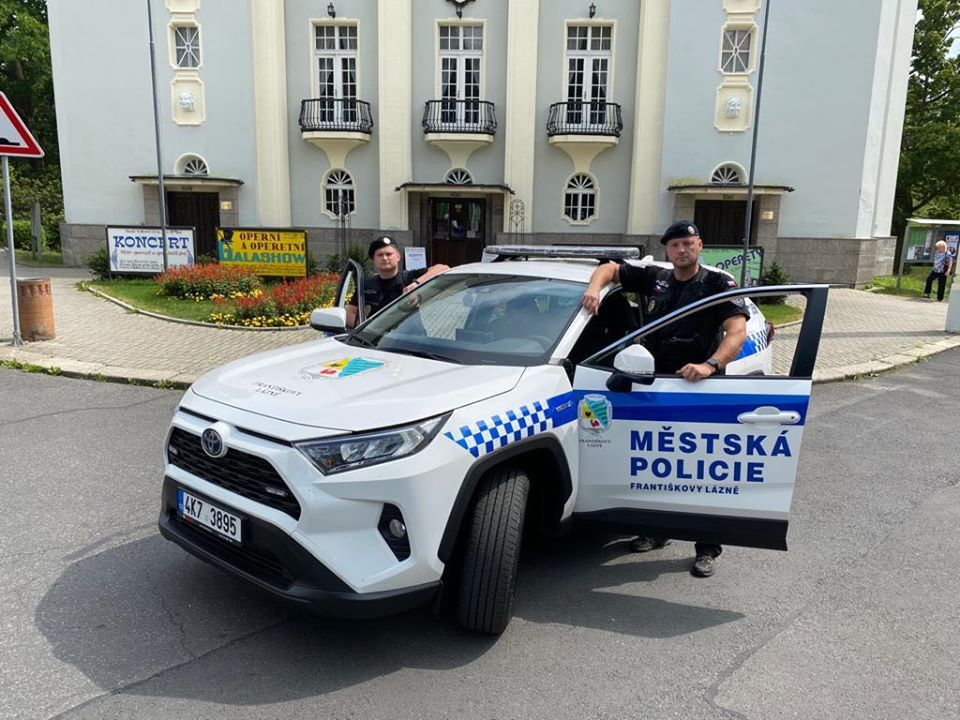 Františkovy Lázně: Strážníci mají nové vozidlo s hybridním pohonem