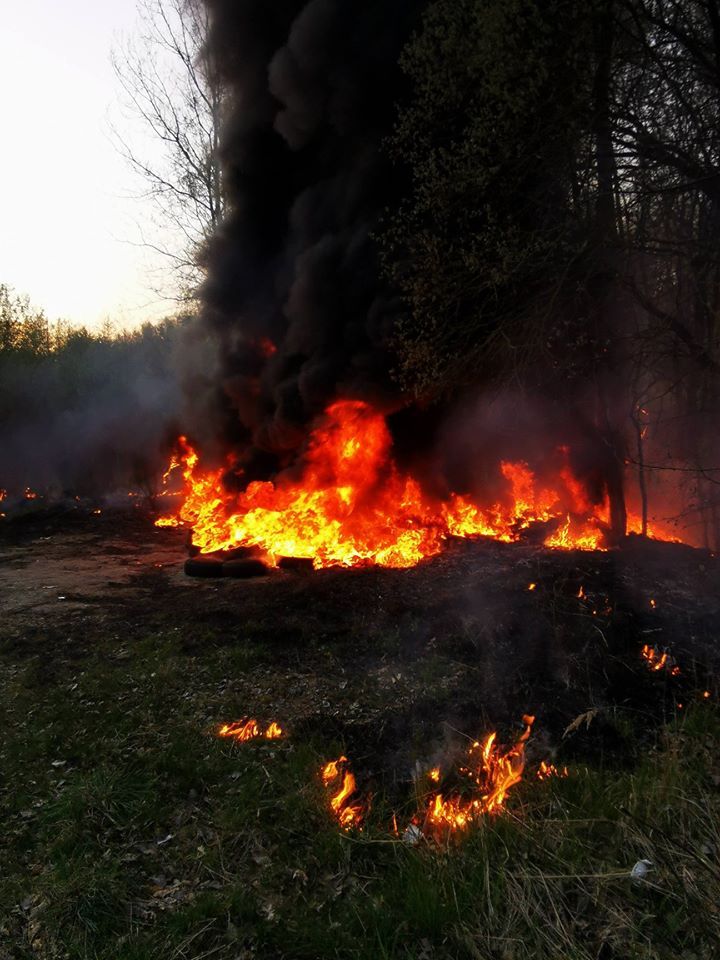 Habartov: Hasiči likvidovali požár černé skládky plné pneumatik