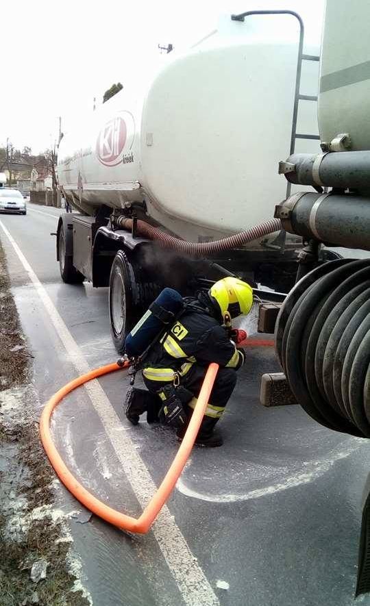 Horní Slavkov: Cisterně s benzínem se za jízdy začaly zahřívat brzdy