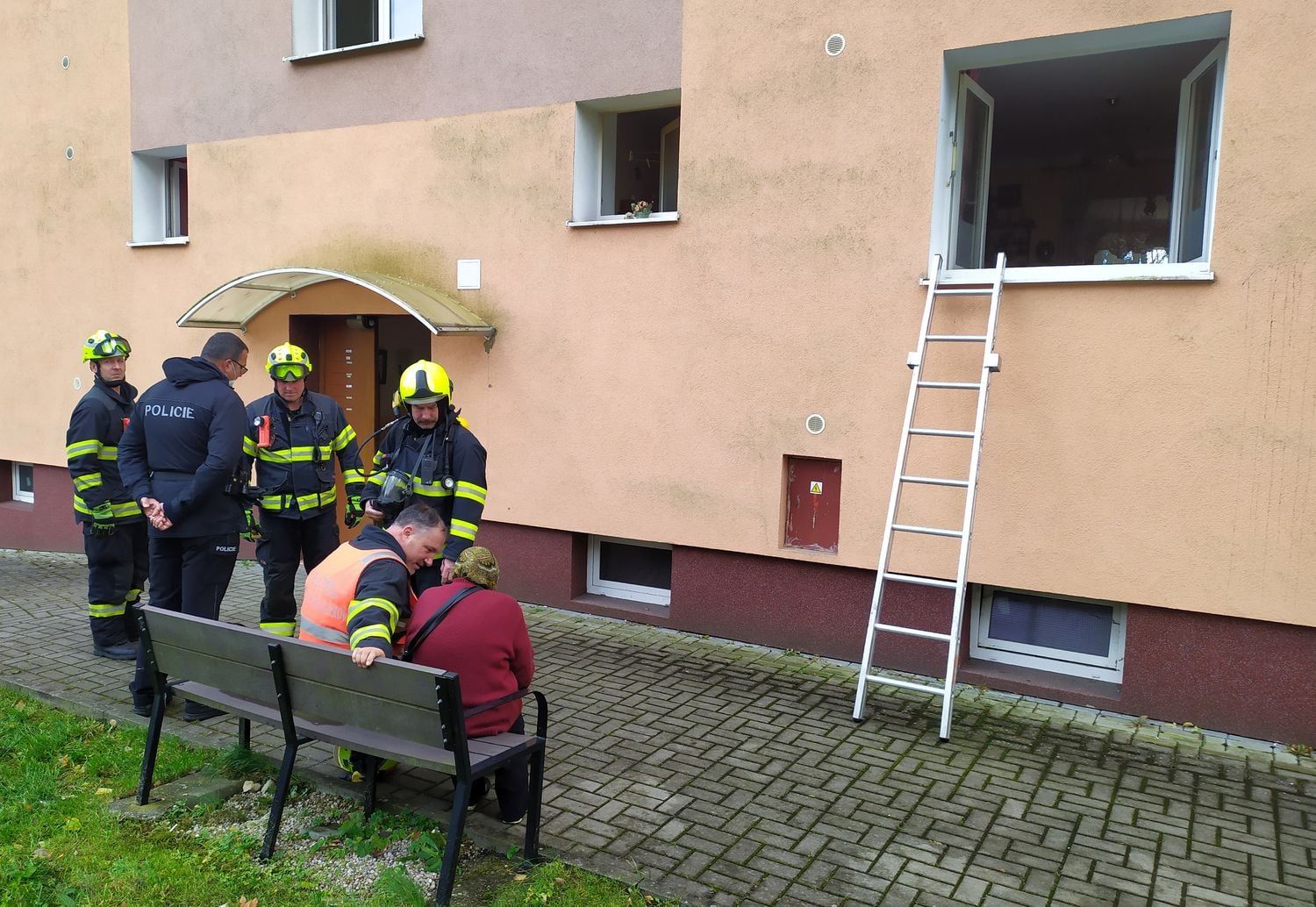 Horní Slavkov: Z bytového domu bylo evakuováno 18 osob