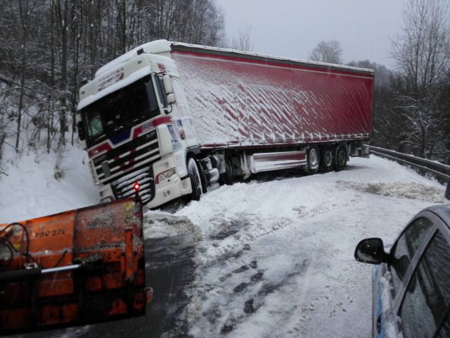 Karlovarský kraj: Husté sněžení způsobilo komplikace na silnicích