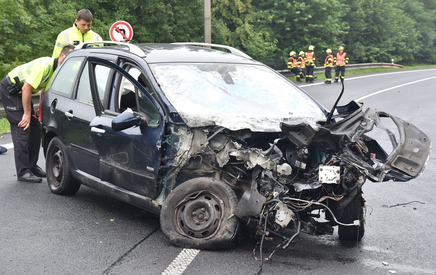 Karlovy Vary: Řidič po nehodě skončil mimo vozidlo