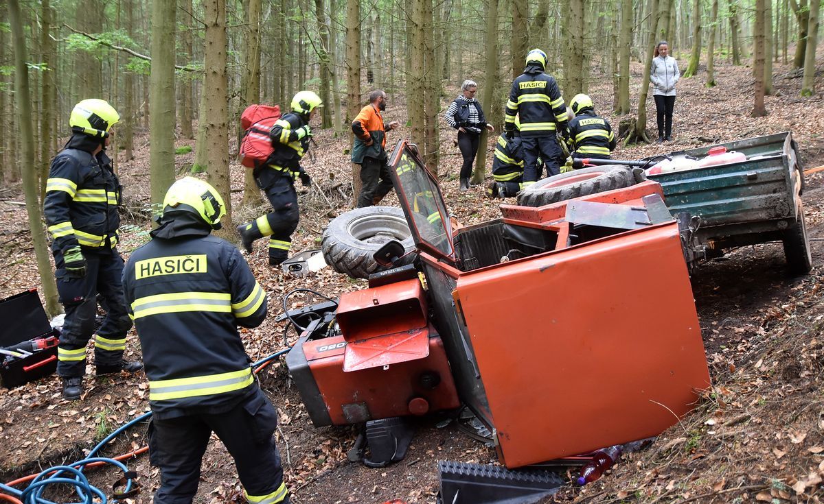 Karlovy Vary: V kabině převráceného traktoru zůstal zaklíněný řidič