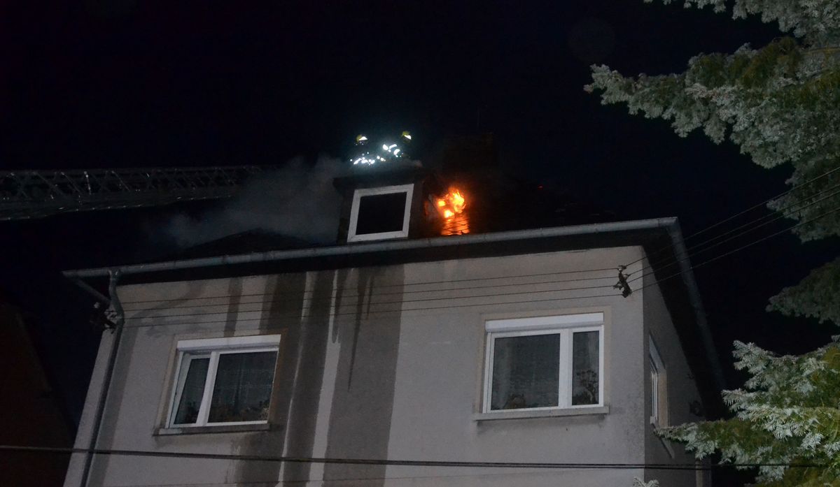 Kopaniny: Požár sazí v komíně se rozšířil na střechu rodinného domu