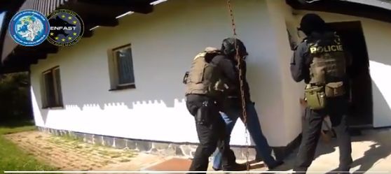Mezinárodně hledaného zločince zadrželi čeští policisté na Karlovarsku