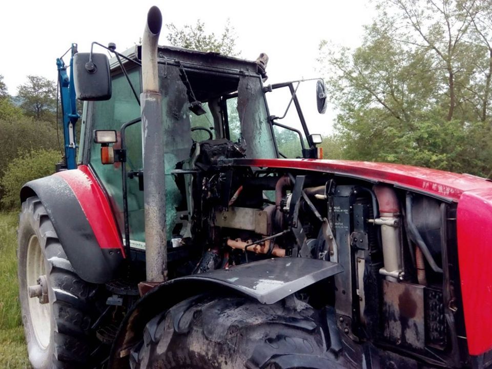 Milíkov: U obce hořel traktor