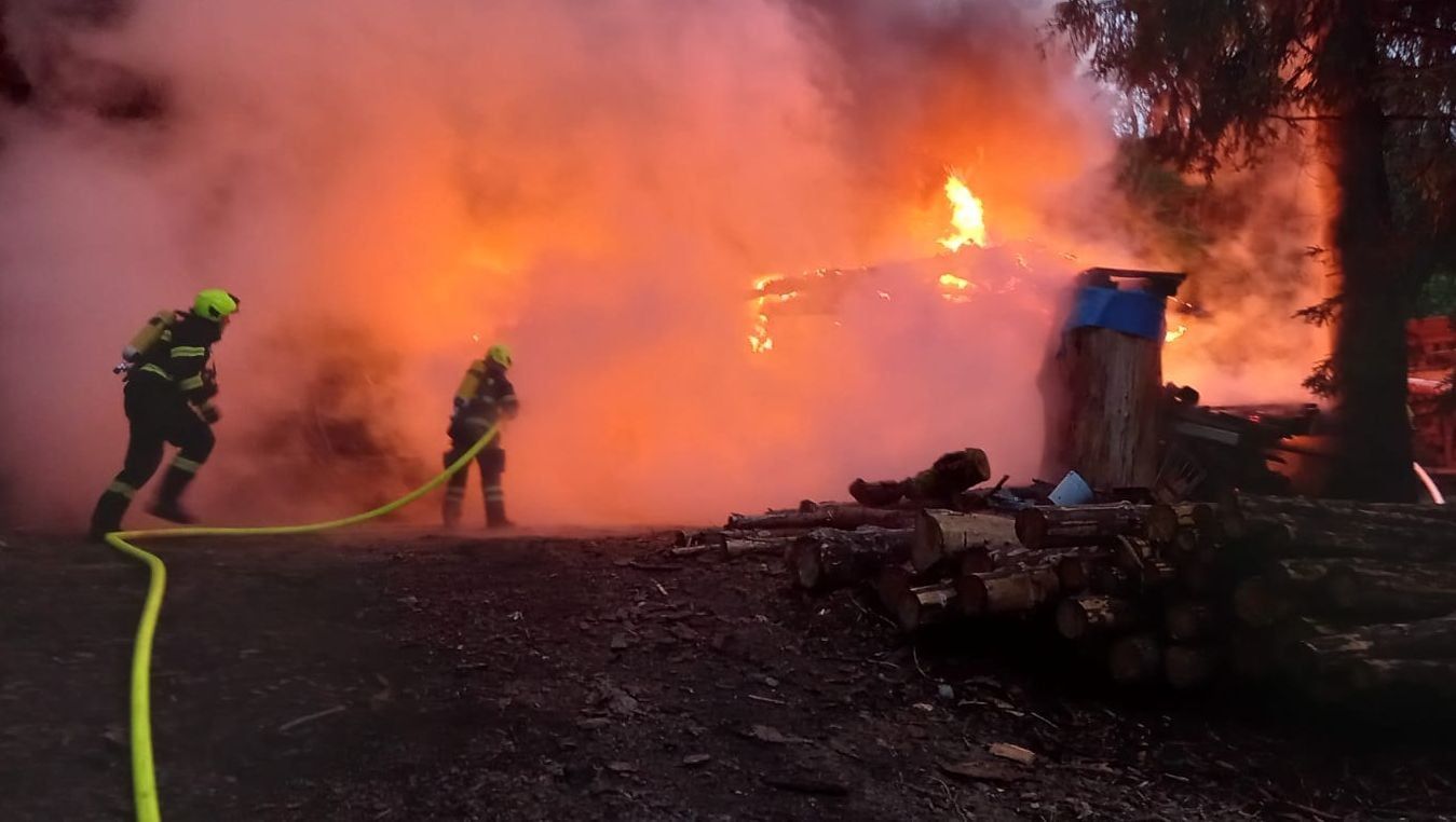 Nové Hamry: Hasiči likvidovali požár dílny