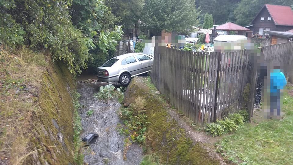 Oloví: Auto přeskočilo potok a zaparkovalo v zahradě