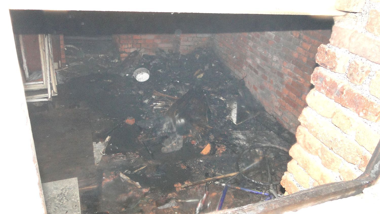 Oloví: Požár sklepu domu. Hasiči zachraňovali děti ze zakouřeného prostoru