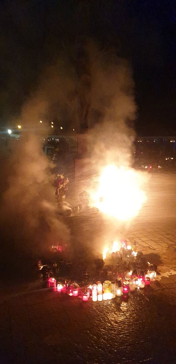 Ostrov: Hasiči likvidovali požár svíček na hřbitově