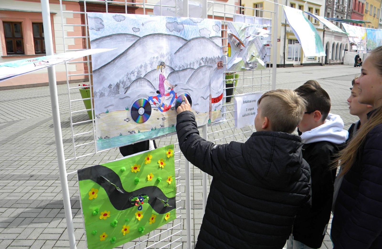 Sokolov: Děti na Starém náměstí vystavily svá díla s cyklistickou tématikou