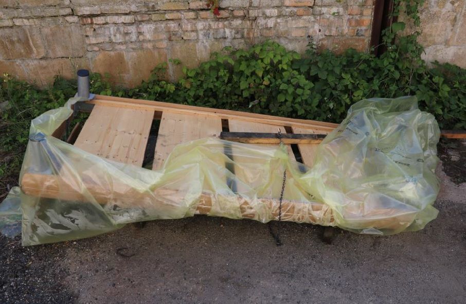 Sokolovsko: Povedený pár odcizil kovový čep z jeřábu a poté postele