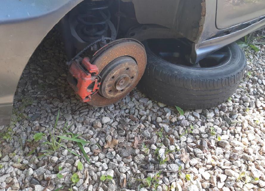 Sokolovsko: Z vozidla odcizili disky s pneumatikami