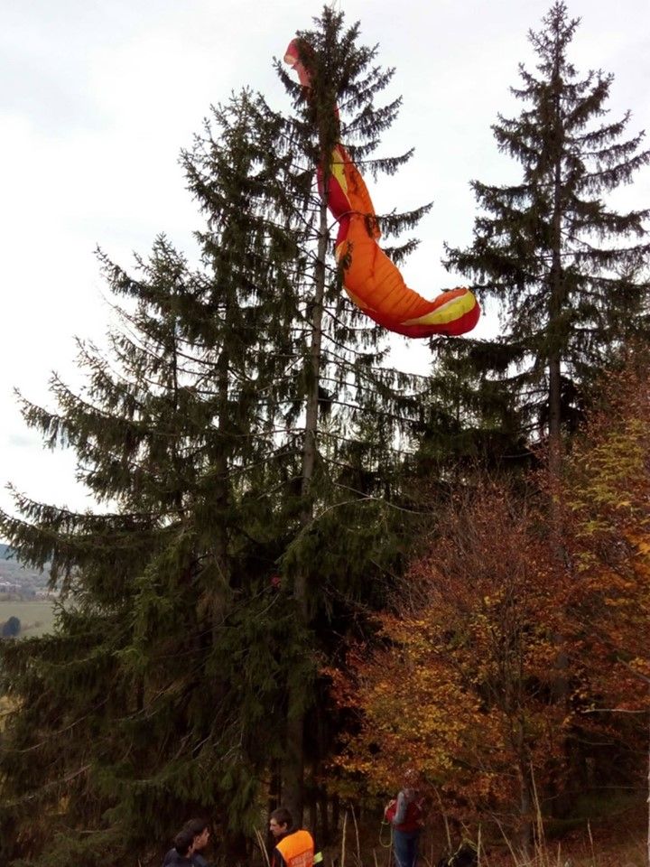 Úbočí u Dolního Žandova: Hasiči zachránili paraglidistu uvízlého na stromě