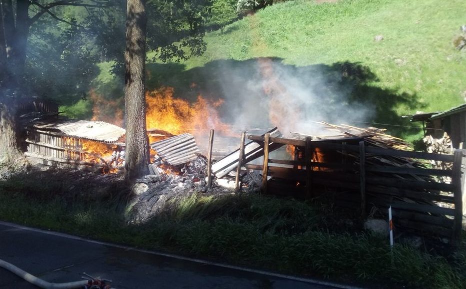 Údolí: U rodinného domu hořela hromada dřeva