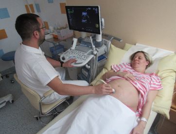 V sokolovské porodnici stále klesá počet císařských řezů