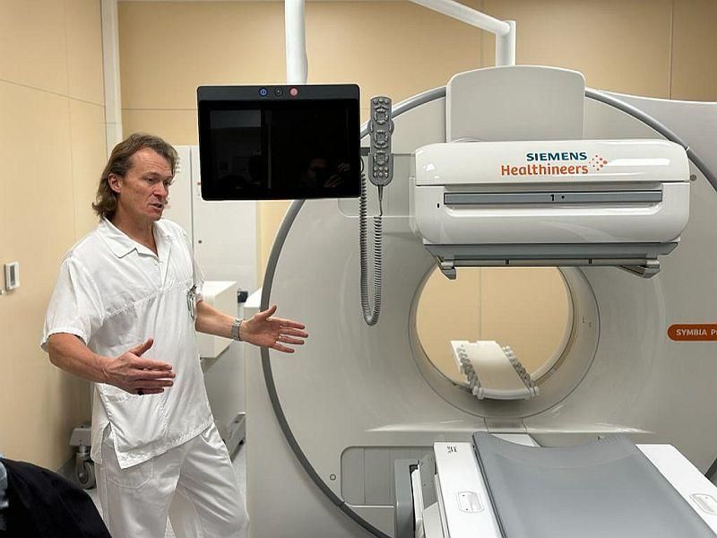 Oddělení nukleární medicíny v karlovarské nemocnici se pyšní jedinečným diagnostickým přístrojem v republice
