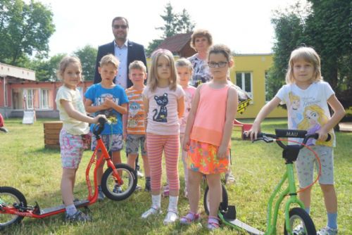 Mateřinky v Plzni obdržely v rámci dopravní výchovy další koloběžky a helmy