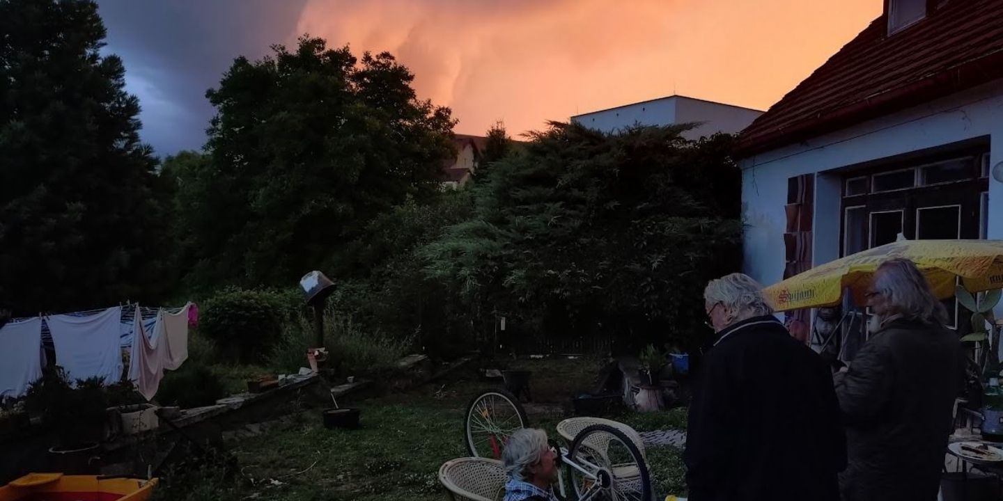 Bouře nakonec dorazila a přinesla barevné mraky