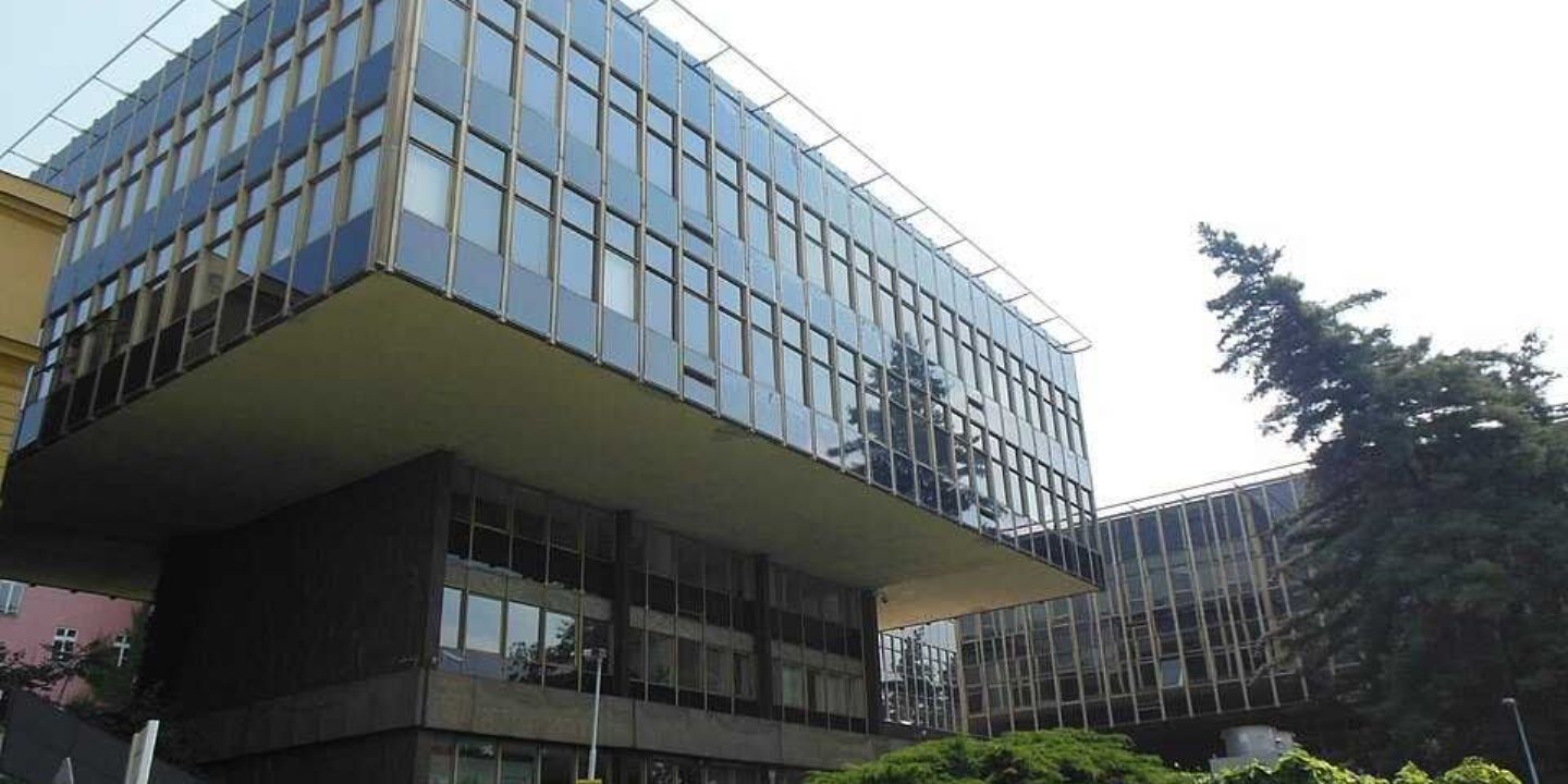 Praha získala 320 milionů na záchranu Pragerových kostek v Emauzích