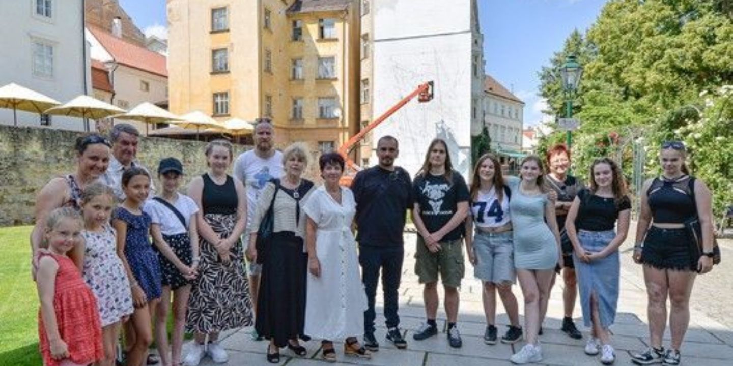 Setkání plzeňských žáků s mexickým umělcem, který pracuje na muralu v Proluce